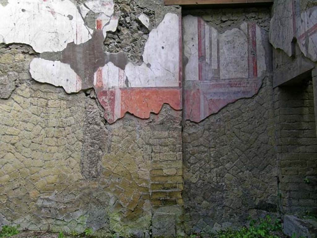 V.11, Herculaneum. May 2004. Detail of south end of east wall in atrium, with recess. Photo courtesy of Nicolas Monteix.